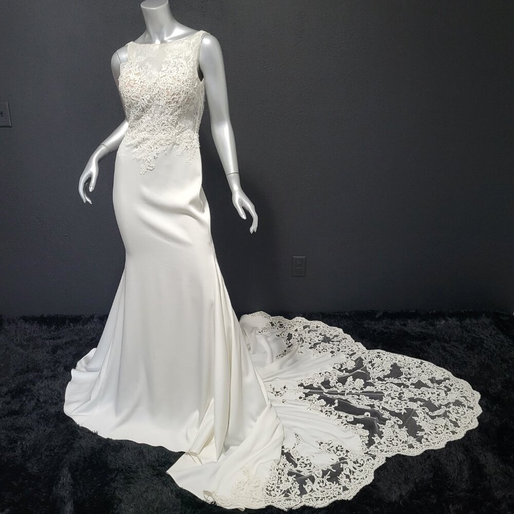 NWT~$1595~JOVANI~SZ 4~IVORY LACE RHINESTONE EMBELLISHED LONG TRAIN WEDDING DRESS